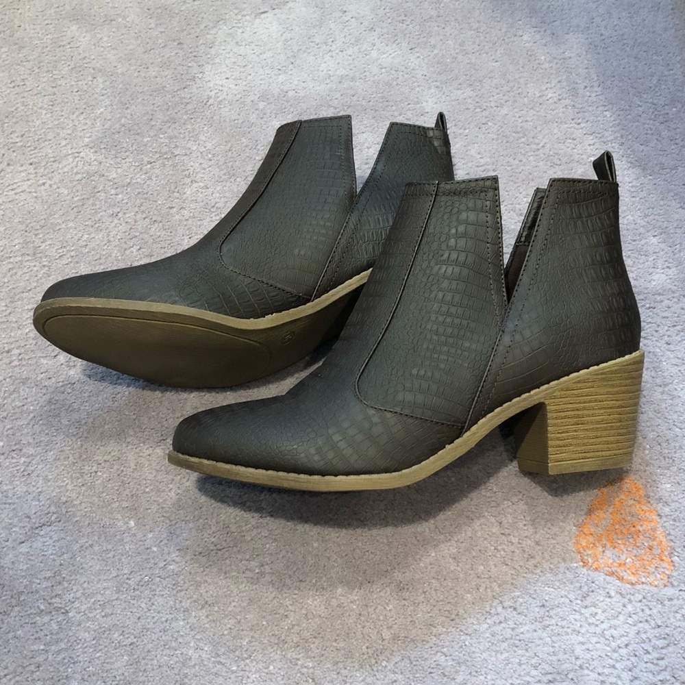 NEW - Fisace Brown Ankle Boots